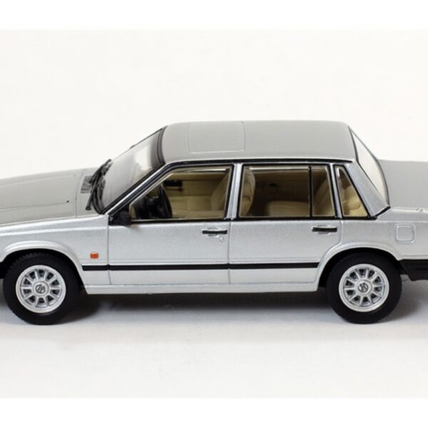 Volvo 740 Turbo (1985) – 1:43 Scale Die-Cast (Silver)